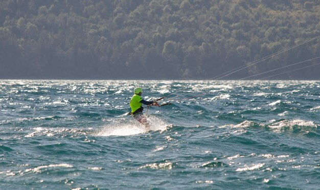 Kite surf en un lago en la Patagonia