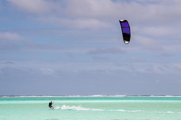 Kite surf en la playa polinesia tropical islas cook aitutaki