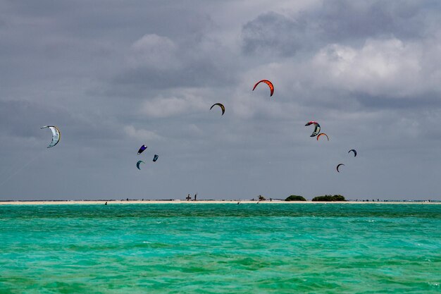 Kite surf en la playa polinesia tropical islas cook aitutaki