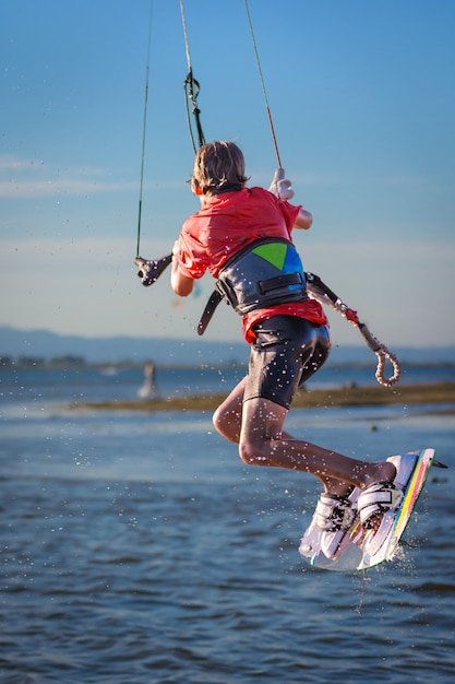 Kite surfista pendurado em sua pipa