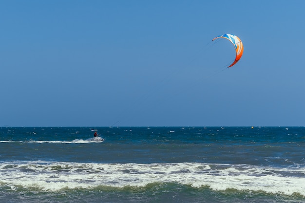 Kiteboarding Surfer fliegen im Meer