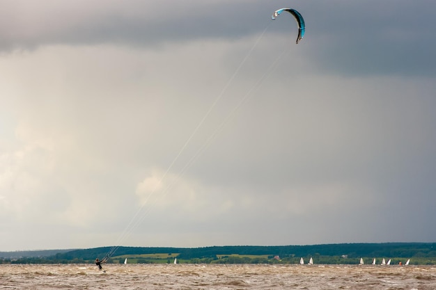 Kitesurf en el agua sobre las olas con un ala de paracaídas Velocidad del viento