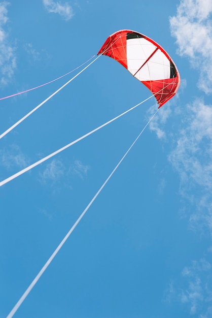 Kitesurf al aire libre en un día soleado.