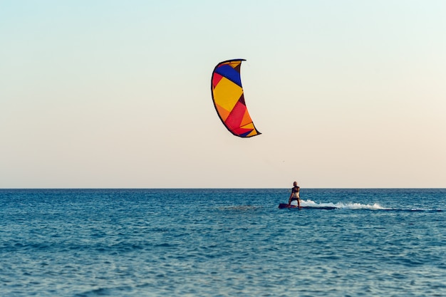 Kitesurf al atardecer en el mar