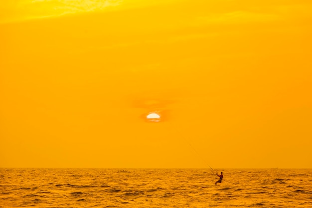 Kitesurf e homem em ondas