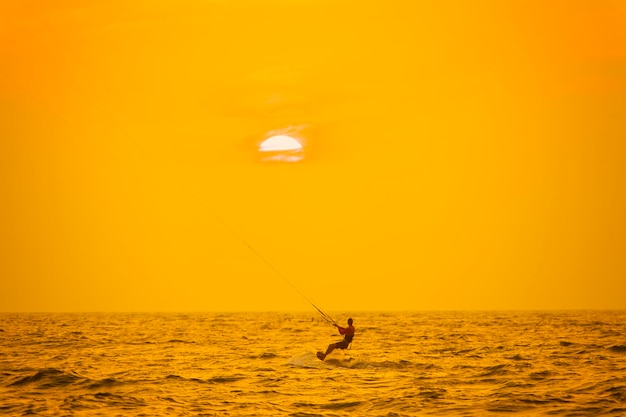 Kitesurf e homem em ondas