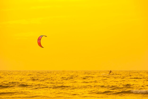 Kitesurf e homem em ondas