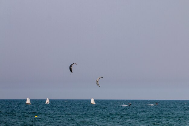 Kitesurf e iate à vela