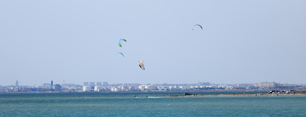 Kitesurf, esqui aquático com paraquedismo