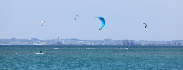 Kitesurf, esqui aquático com paraquedismo