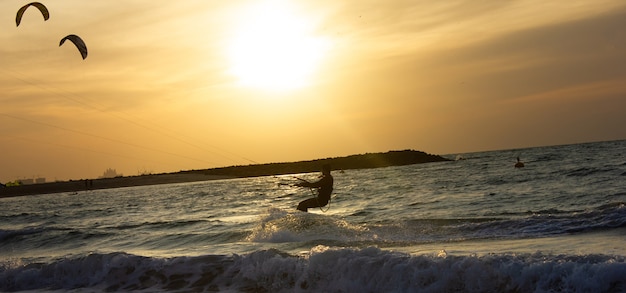 Kitesurf na costa de Dubai