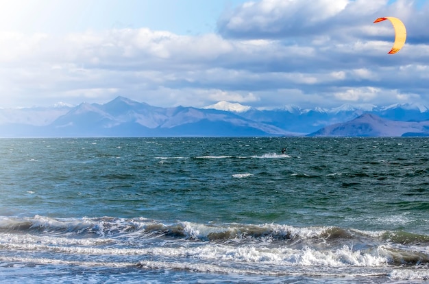 Kitesurf en la península de Kamchatka en verano