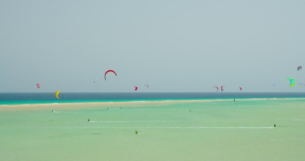 Kitesurf en la playa tropical de Playa Del Mal Nombre Fuerteventura Islas Canarias España Azure