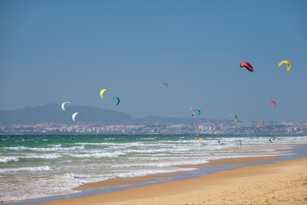 Kitesurfen Kitesurfen Kiteboarder Kitesurfer Drachen am Atlantikstrand am Strand Fonte da Telha Costa da Caparica Portugal