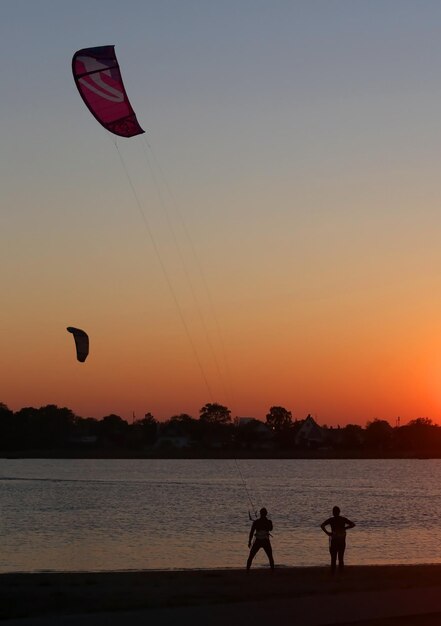 Kitesurfen lernen, während die Sonne untergeht