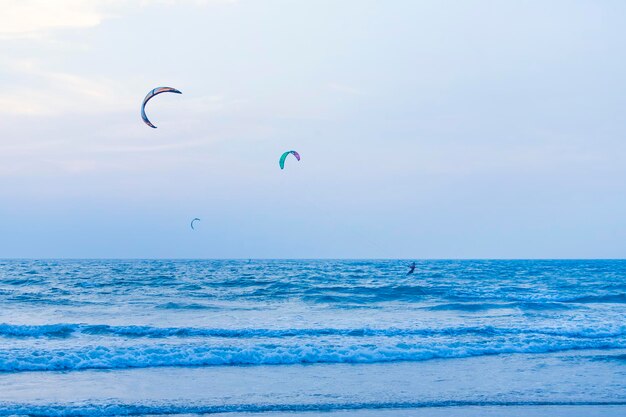 Kitesurfen und Mann auf Wellen