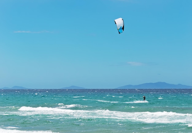 Kitesurfer an einem klaren, windigen Tag