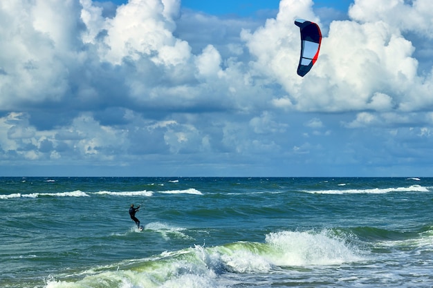 Kitesurfer auf dem Wellenkamm