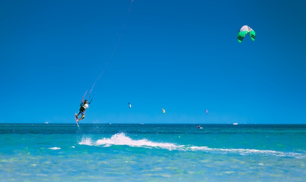 Kitesurfer im Himmel über dem Roten Meer