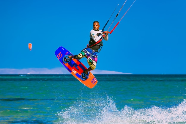 Foto kitesurfista sobrevolando el mar rojo. egipto.