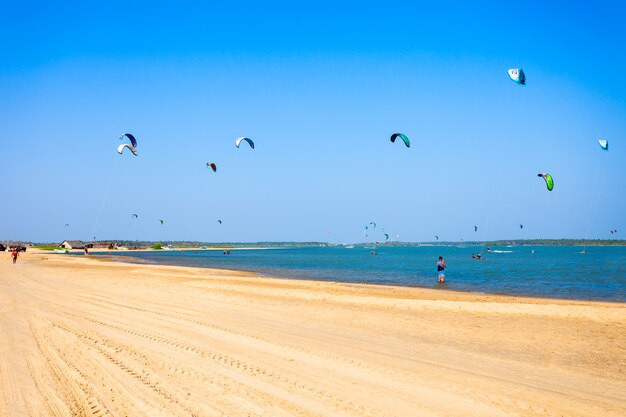 Kitesurfistas na praia de kalpitiya