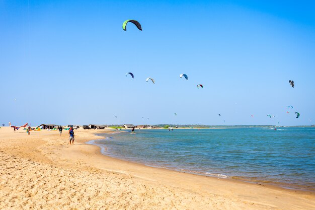 Kitesurfistas na praia de kalpitiya