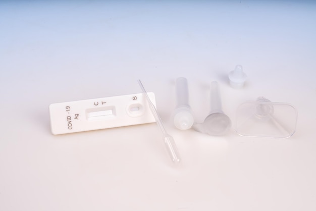 Kits de teste Covid19 Antigen Rapid em fundo branco