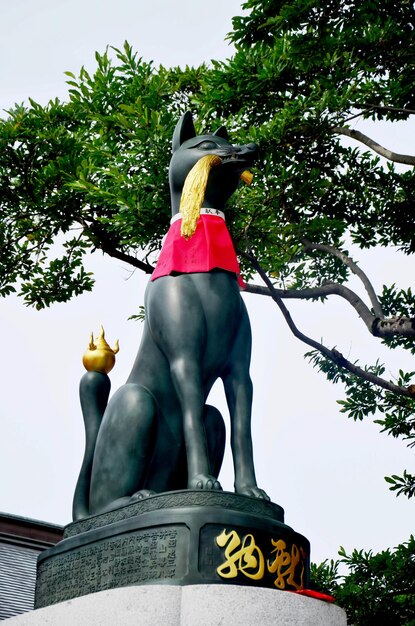 Kitsune o estatua de Fox para que la gente visite y ore en el santuario Fushimi Inari taisha de Inari Fushimi Ku en Kyoto Japón