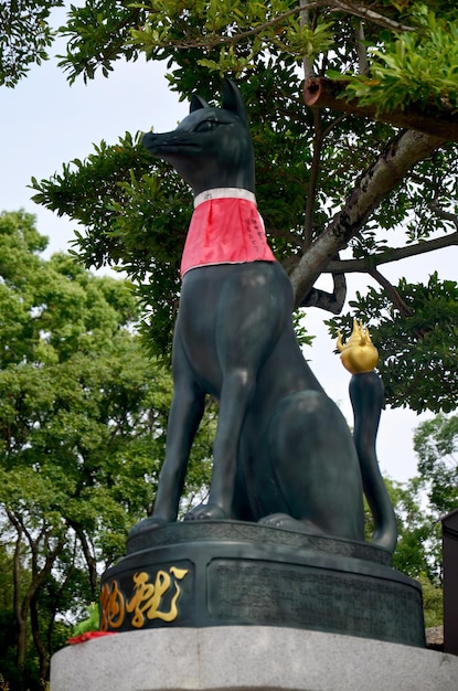 Kitsune o estatua de Fox en el santuario Fushimi Inari taisha de Inari Fushimi Ku en Kyoto Japón