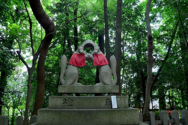 Kitsune- oder Fox-Statue für Menschen, die den Fushimi Inari Taisha-Schrein von Inari Fushimi Ku in Kyoto Japan besuchen und beten