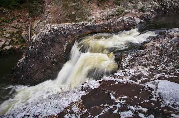 Kivach Kivatsu es una cascada en el río Suna en la República de Karelia Otoño o cascada de invierno