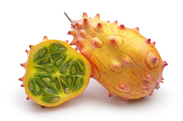 Kiwano de frutas tropicales y rebanada sobre fondo blanco.