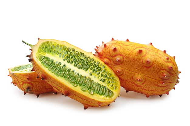 Kiwano de frutas tropicales y rebanada sobre fondo blanco.