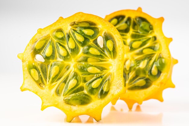 Kiwano ou melão com chifres isolado em fundo branco com espaço de cópia para o seu texto