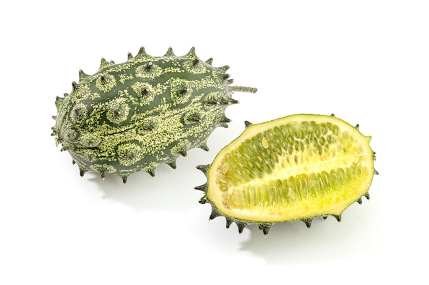 Kiwano, Stachelmelone oder Geleemelone isoliert auf weißem Hintergrund. Cucumis metuliferus