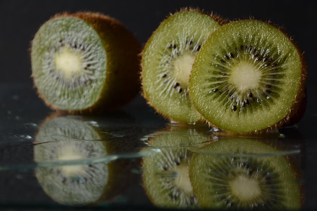 Kiwi en agua con burbujas