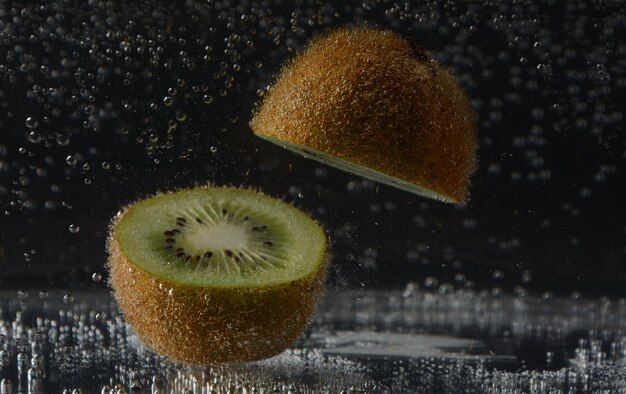 Kiwi en agua con burbujas