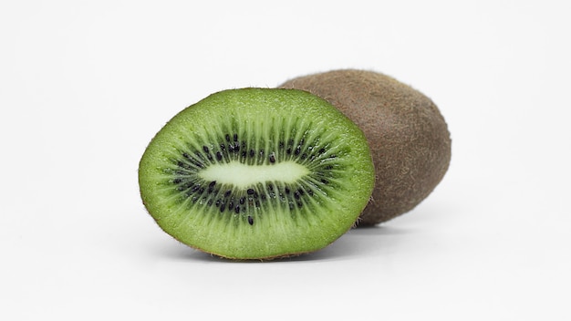 Kiwi aislado en blanco