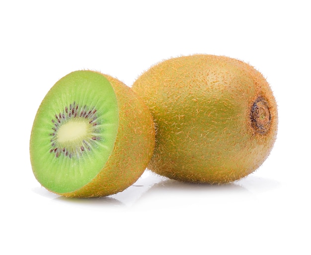 Kiwi aislado en blanco