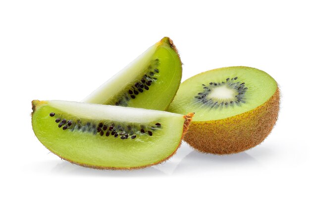 Kiwi aislado en blanco.