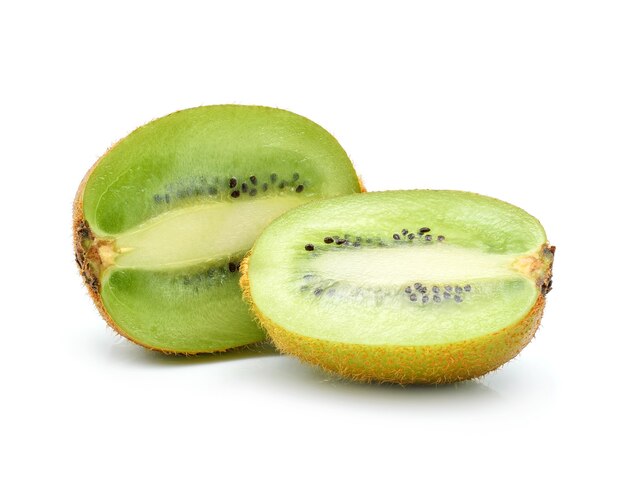 Kiwi aislado en blanco