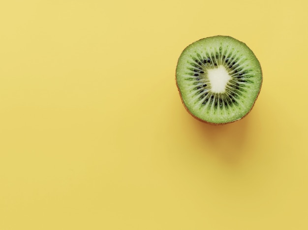 Foto kiwi aislado sobre fondo amarillo. frutas en publicidad