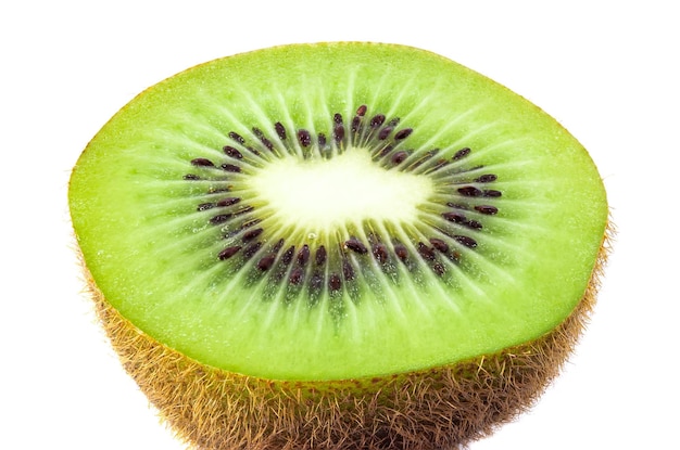 Kiwi aislado sobre fondo blanco.