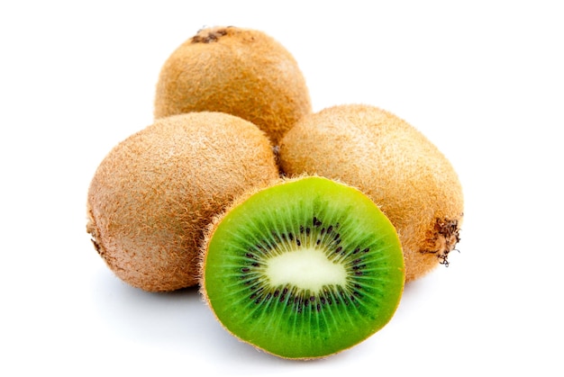 Kiwi aislado sobre un fondo blanco.