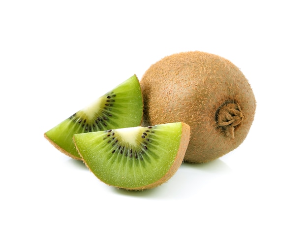 Kiwi aislado sobre fondo blanco.
