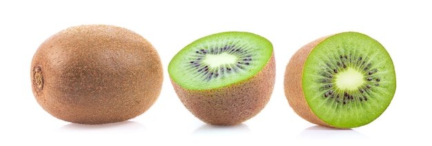 Kiwi aislado en superficie blanca