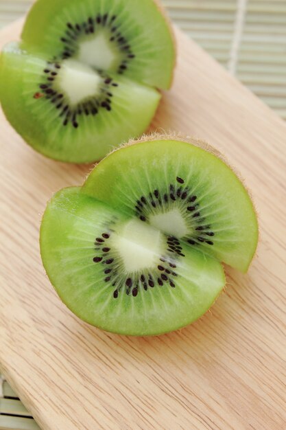 Kiwi auf Schneidebrett