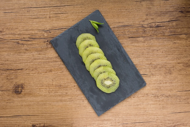 Foto kiwi auf tafel mit grüner minze