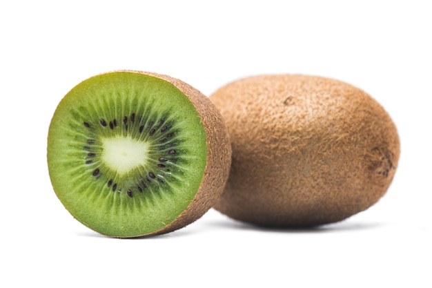 Kiwi auf weiß