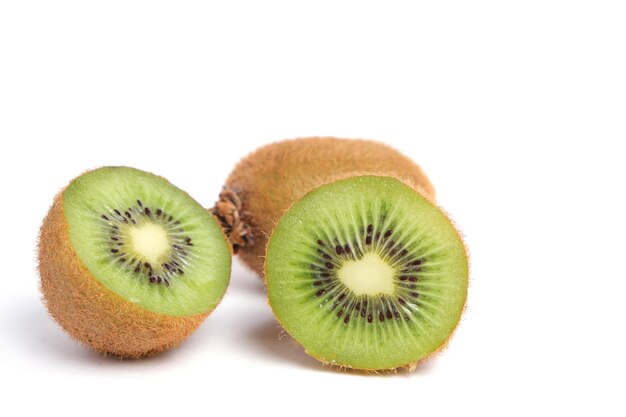 Kiwi auf weißem Hintergrund schneiden, isolieren.Köstliche und gesunde Früchte.